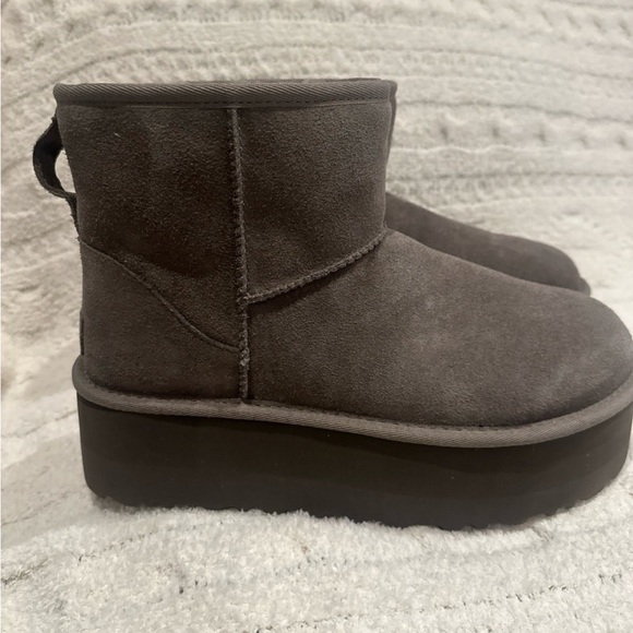 ugg classic short platform suede boots - Picture 1 of 6